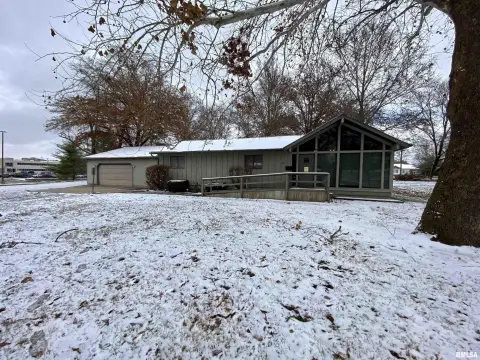 Centralia Commercial Building Near Hospital