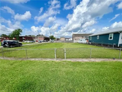 Vacant Corner Lot in Metairie