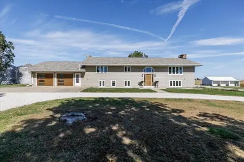 Updated Acreage Near Stratford