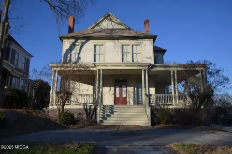 Historic Macon Building with Versatility