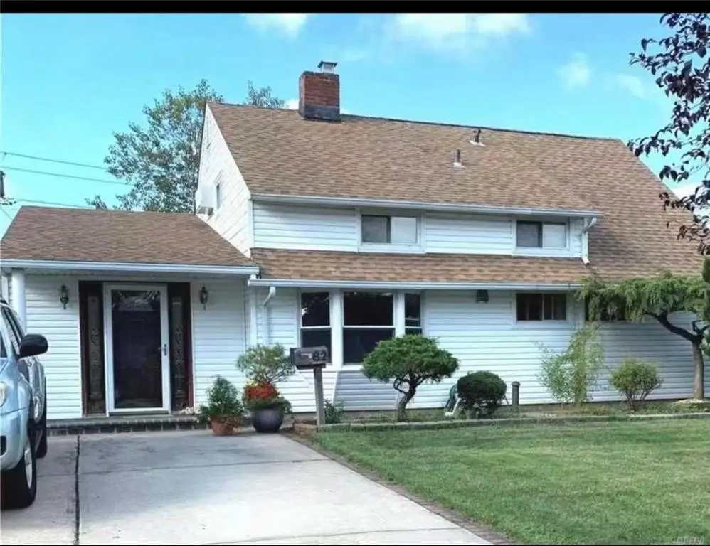 82 Lantern Rd, Hicksville, NY 11801