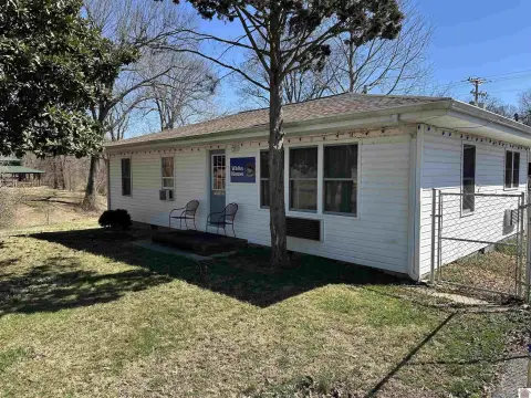 Prime Location in Grand Rivers