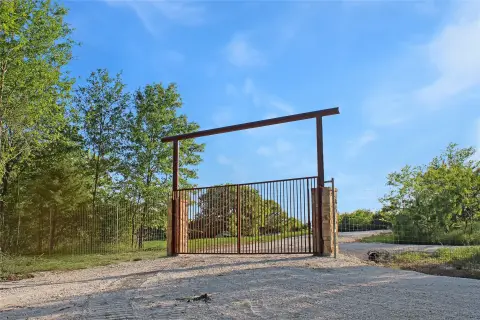 High-Fenced Hunting Land