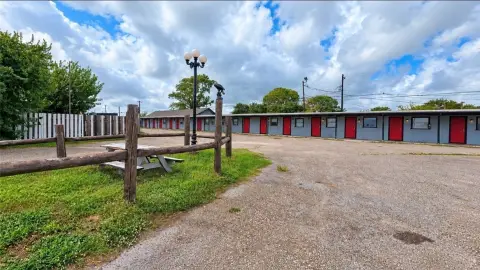 Courtyard Motel
