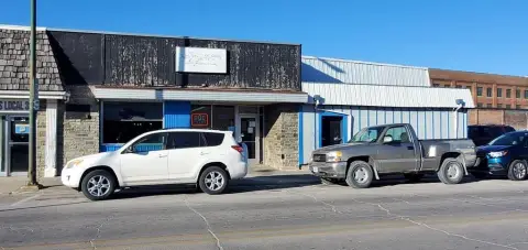 Fort Dodge Bar/Lounge with Kitchen