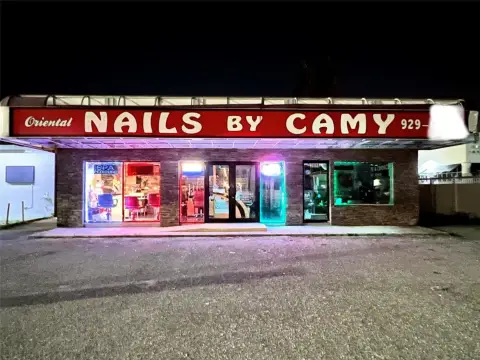 Free-Standing Building on Bee Ridge