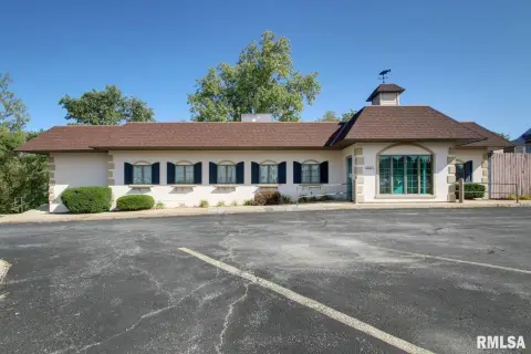 Restaurant/Retail Space with Broadway Frontage