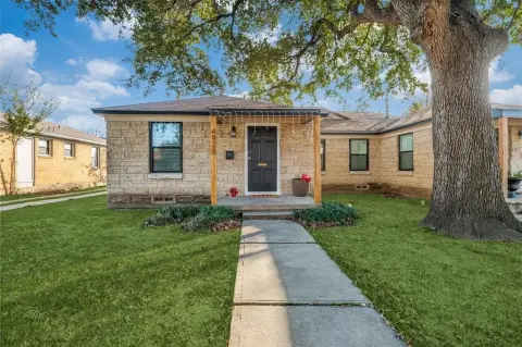 Renovated Dallas Duplex Near Amenities