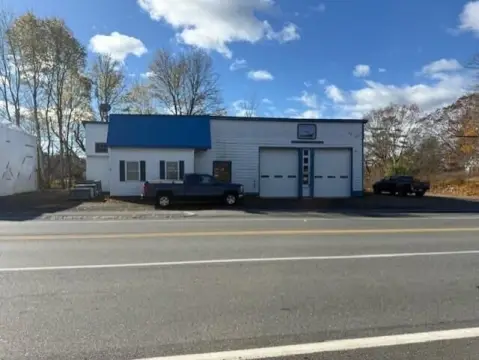 Auto Shop with Swivel Crane