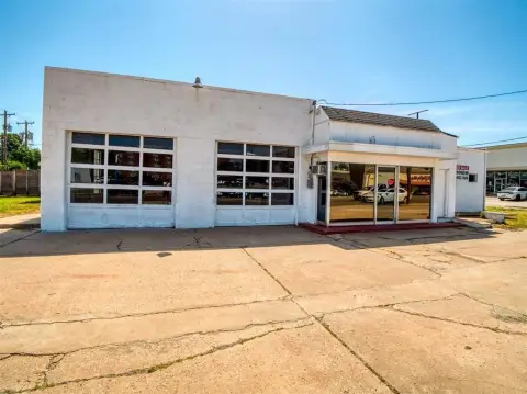 Corner Flex Space With Vehicle Bays