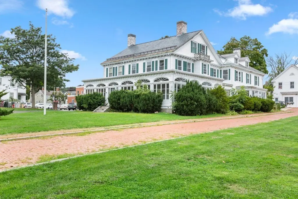 145 Main St, Amesbury, MA 01913