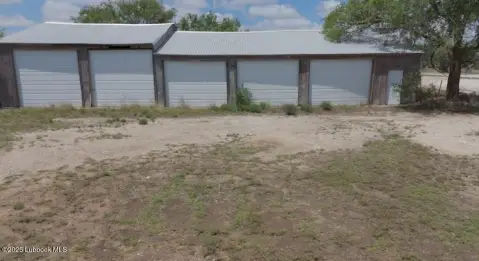 Levelland Shop with Spacious Lot