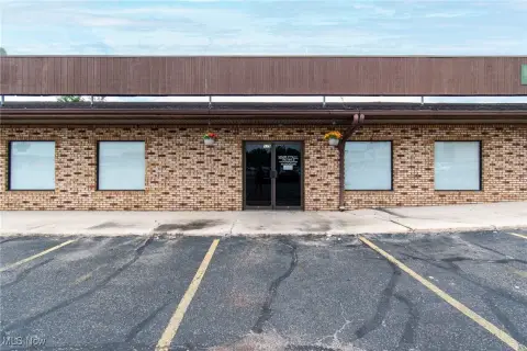 Retail Space in Vibrant Plaza