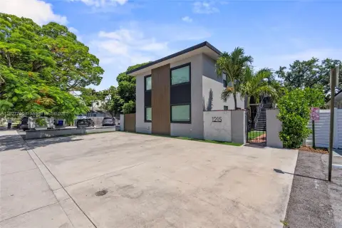 Renovated Fourplex Near Las Olas