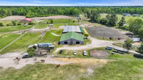 Equestrian Farm with Extensive Barn