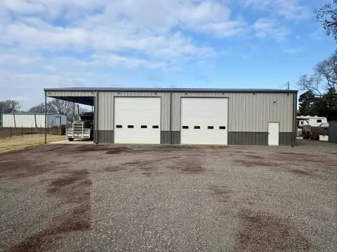 Commercial Building in Carrier, OK