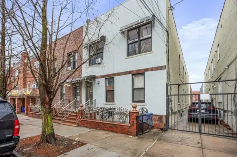 Bronx Quadruplex with Seven Bedrooms