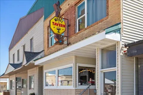 Model Tavern Bar and Lounge