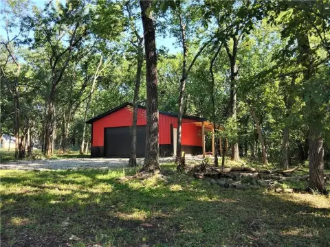 Linn Valley Land with Building