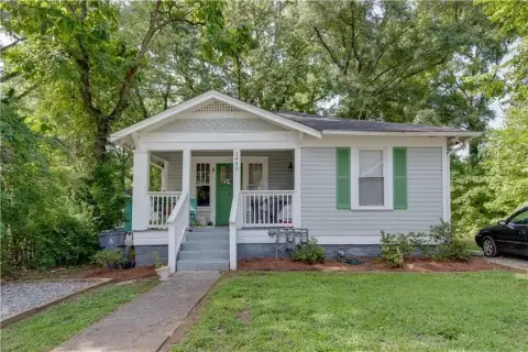 Renovated Duplex with Shared Laundry