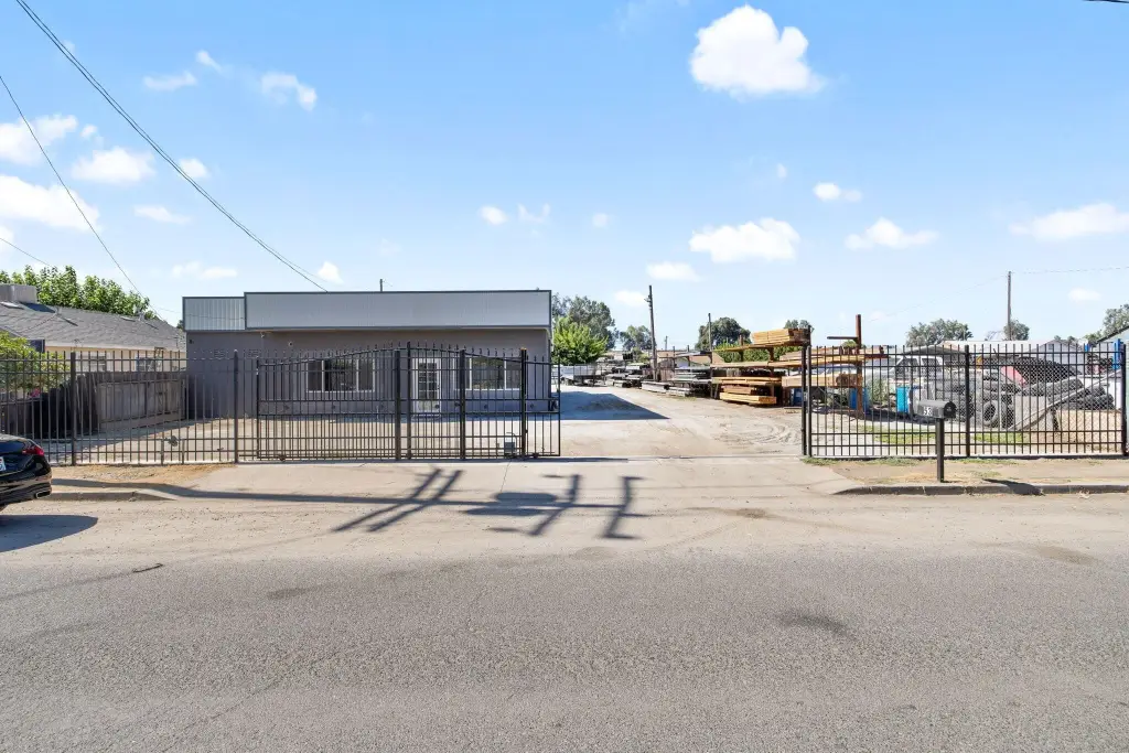55 E Vandalia Ave, Porterville, CA 93257