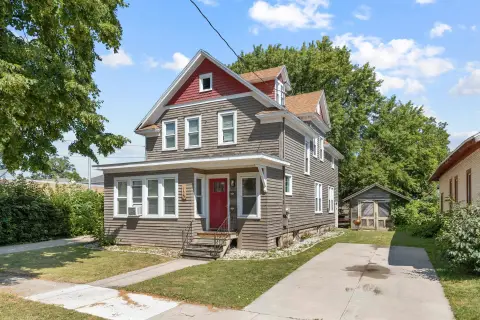 Updated Duplex with 4 Seasons Room