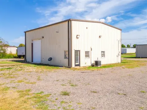 Commercial Property in High-Visibility Location