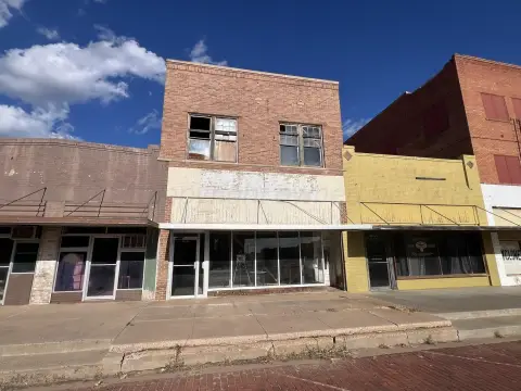 Versatile Commercial Property in Memphis, TX