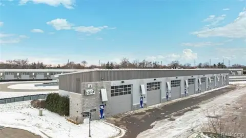 M1 Concourse Private Garage with Patio