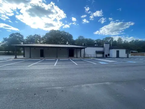 Restaurant/Bar Building on 2.9 Acres