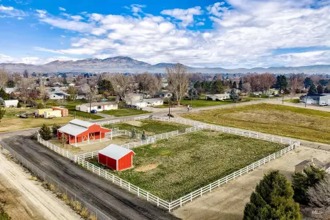 Improved Acreage for Idaho Living