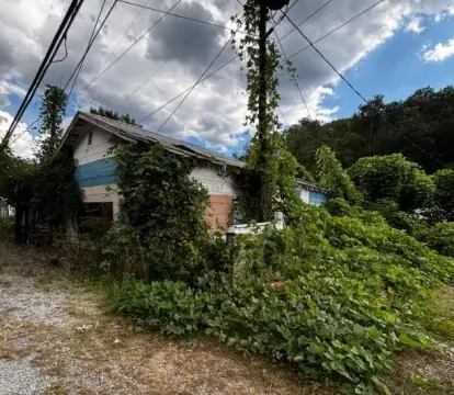 Retail Building in Hi Hat, KY