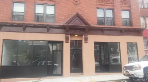 Storefront with 14-Foot Ceilings