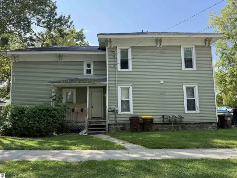 Two-Story Triplex in Alma, MI