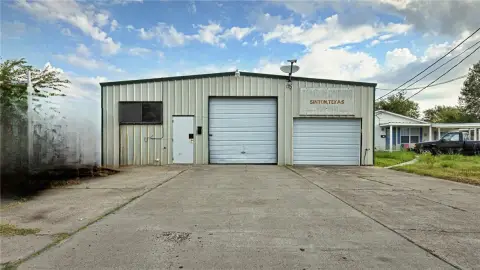 Metal Flex Space with Fenced Yard