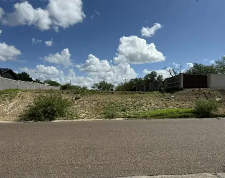 Residential Land in Laredo, TX