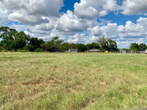 Residential Land in Floresville, TX