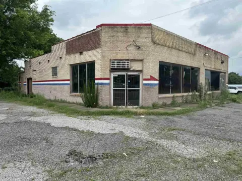 Commercial Property on Elvis Presley