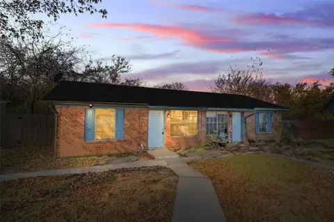 Duplex in Growing Kennedale Location