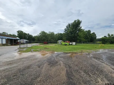 Spacious Warehouse on 3.51 Acres