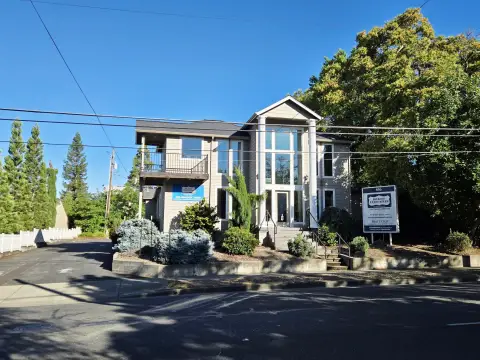 Grants Pass Commercial Building