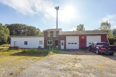 Thompson Commercial Property with Garage