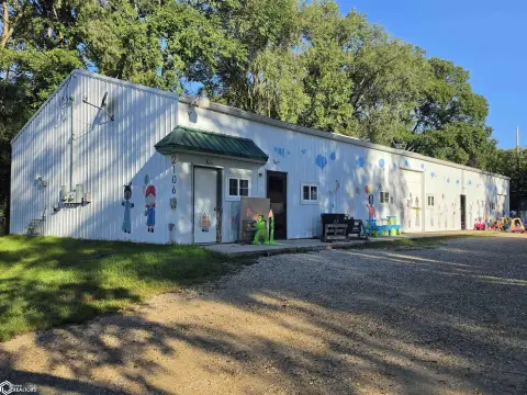 Open-Plan Specialty Commercial Building
