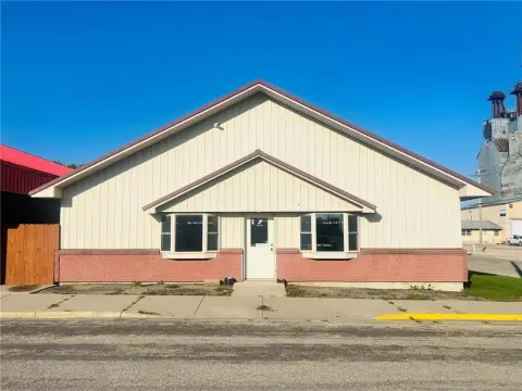 Well-Maintained Commercial Building in Chokio
