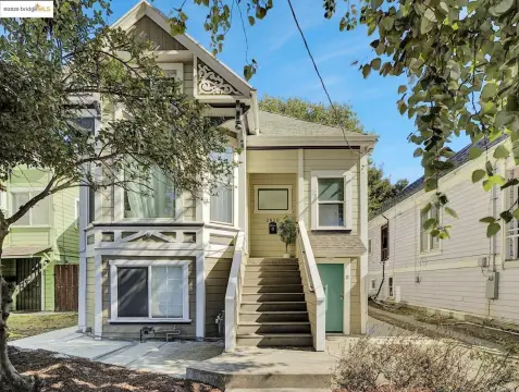 Victorian Triplex in Vibrant Oakland