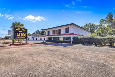 Commercial Building on Busy Pass
