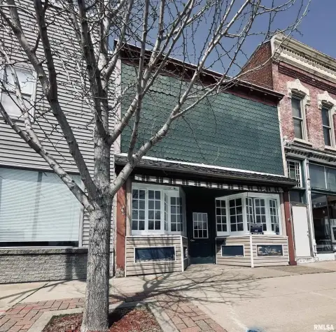 Commercial Building in Lyon's District
