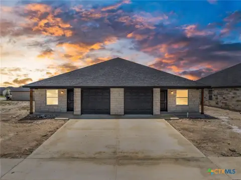 Modern Duplex Near Fort Cavazos
