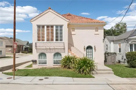 Craftsman Duplex with Ground-Floor Apartment