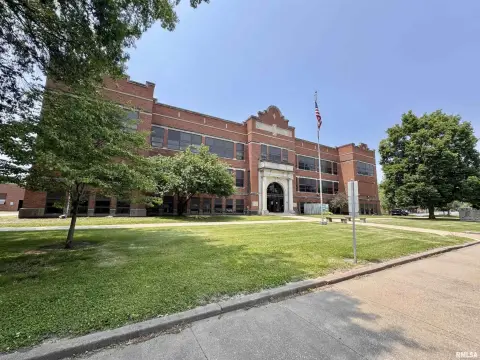 Spacious Macomb Commercial Building